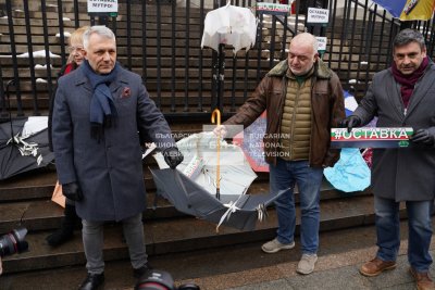 Флашмоб под мотото "Да им пречупим чадъра!" пред Съдебната палата (СНИМКИ)
