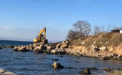 Багер разкопа брега на залива Вромос, извършителят се издирва