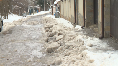 Огромни парчета лед блокираха улица в София