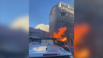 Голям пожар горя в бургаския квартал Лазур Огънят е тръгнал
