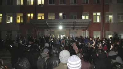 Протест пред болницата във Враца - от възмущение, безсилие и нетърпимост след случая с починалата жена