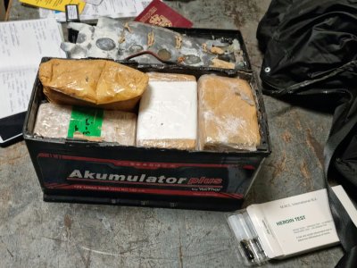 Задържаха близо 5,7 кг хероин скрит в акумулатор (СНИМКИ)