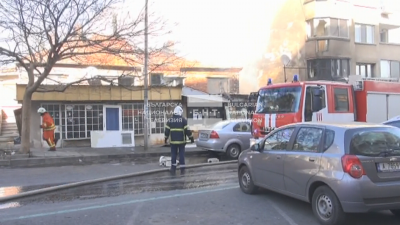 Огромен пожар е обхванал 5 етажна жилищна кооперация в бургаския комплекс