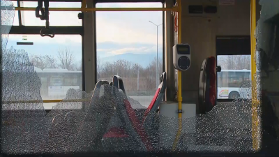 Трето поредно вандалско посегателство срещу автобус на градския транспорт в