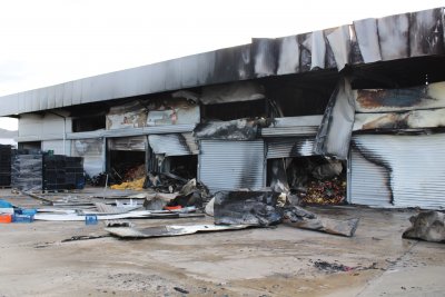 Огромни щети след пожара на борсата в Кърналово (Снимки)