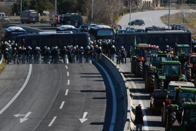 Гръцките фермери отново започнаха протести като поставиха редица условия за