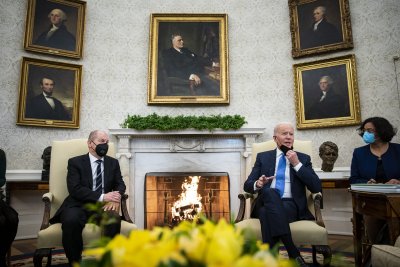 Канцлерът Шолц обсъди с президента Байдън кризата в Украйна
