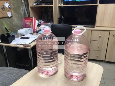 Ракия бутилирана като минерална вода откриха в магазин в Пловдив Алкохолът