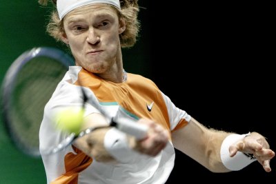 Оже-Алиасим и Циципас ще спорят за титлата в Ротердам