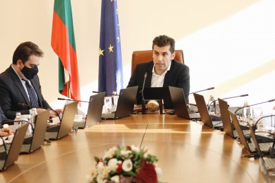 Премиерът Кирил Петков от Брюксел и вицепремиерът му Асен Василев