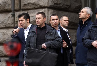 Премиерът Кирил Петков отиде при протестиращите днес пред Министерския съвет