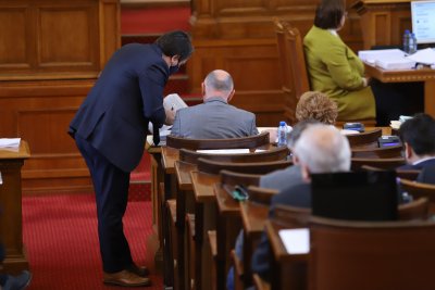 Оспорвани дебати в парламента след като с гласовете на опозицията