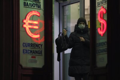 Руската рубла се срина с близо 30 спрямо долара след