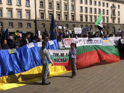 Пореден протест в София срещу военните действия в Украйна, премиерът поздрави протестиращите