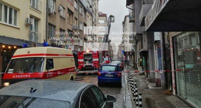 Голям пожар гори в центъра на София в кооперация на