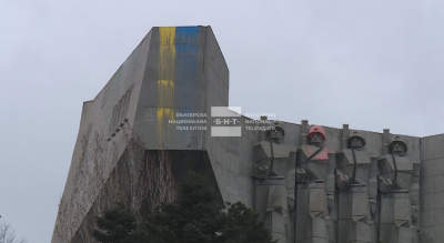 Във Варна огромно украинско знаме се появи върху Паметника на