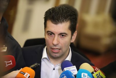Тази вечер в парламента пристигна премиерът Кирил Петков Той се