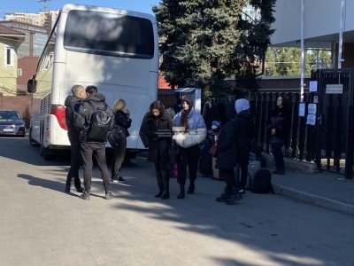 Два автобуса с български граждани евакуирани от Одеса вече преминаха