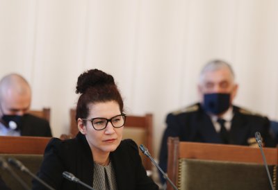 Предлагат Калина Константинова да поеме управлението на "Български пощи"