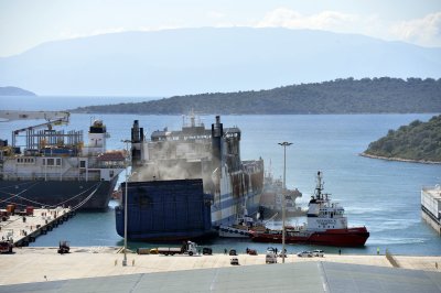 Втори ден след изтеглянето на опожарения ферибот Euroferry Olympia на