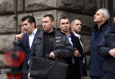 Премиерът Петков отиде при протестиращите пред Министерския съвет