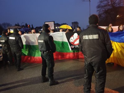 В момента се провежда протест пред посолството на Руската федерация