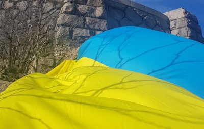 15 метров украински флаг се развя в подножието на Паметника на