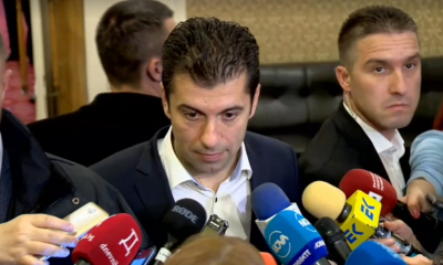 Премиерът Кирил Петков говори пред журналисти в кулоарите на Народното