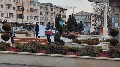 Румънски младежи с демонстрация против войната