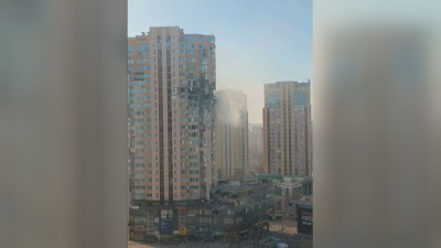 Руска ракета се вряза във видок жилищен блок в Киев Кметът