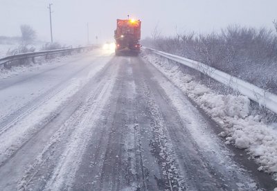 Движението по пътищата във Варненска област е затруднено заради зимната