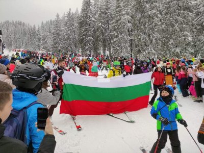 Над 700 скиори в народни носии се спуснаха с трибагреници в Пампорово