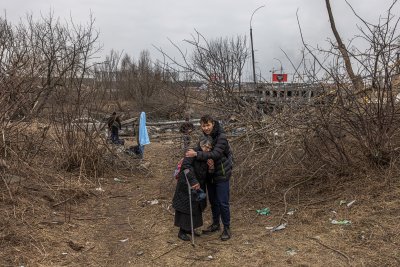 Стотици хиляди хора са в капан под тежки бомбардировки в Украйна
