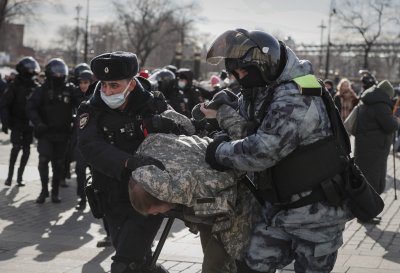 В Русия продължават протестите против това което руските власти наричат