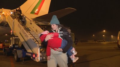 Евакуираха от Молдова българи и украинци с правителствения самолет (Снимки)