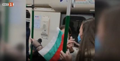 Слънчеви деца на България поздравяваха тази сутрин пътниците в метрото