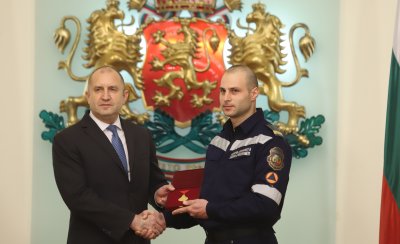 Президентът Румен Радев връчи днес високи държавни отличия на български
