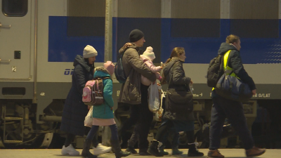 От нашите пратеници: Как изглежда нощта в приемателен център по полско-украинската граница