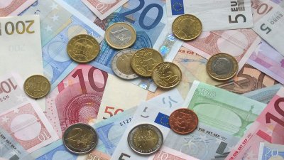Еврото потъна до близо двегодишно дъно под 1 долар и