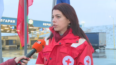 Доброволци от Българския червен кръст посрещат украинските бежанци на Дунав