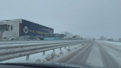 Заради обилния снеговалеж временно е ограничено и движението на камиони