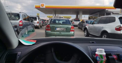 Опашки от автомоили на бензиностанциите в Карловско Шофьори се нардиха
