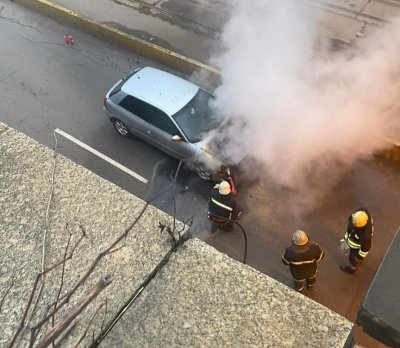 Кола избухна в пламъци преди тунела в столичния квартал Люлин