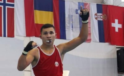 Радослав Росенов е на 1/4-финал на Европейското по бокс за младежи