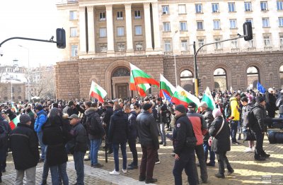 Депутати и симпатизанти на ГЕРБ се събраха пред сградата на