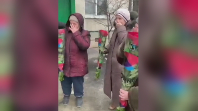 Група младежи рискуват живота си, за да носят радост на малкото останали жители в Харков (ВИДЕО)