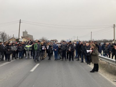 Производители на плодове излязоха на протест край Пловдив и блокираха