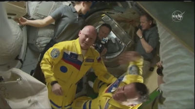 Защо руските космонавти са облечени в цветовете на Украйна?