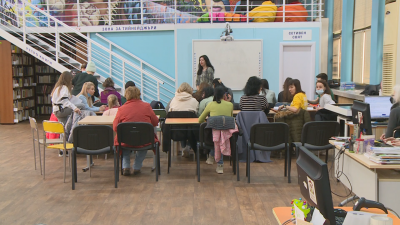 Доброволци обучават бежанци на български в Русе