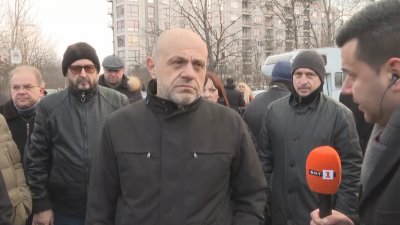Депутати и симпатизанти на ГЕРБ се събират пред ГДНП в